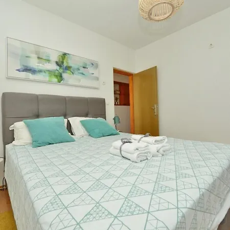 One Bedroom Sleeps 2 - Private Garden Apartament *