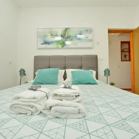 Apartament One Bedroom Sleeps 2 - Private Garden *