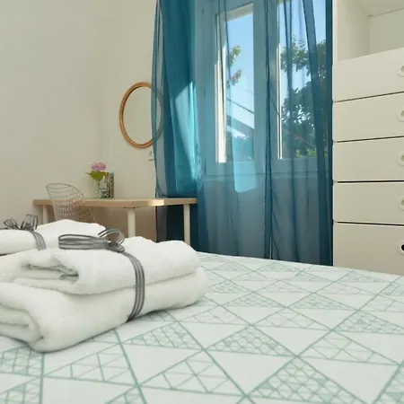 Apartament One Bedroom Sleeps 2 - Private Garden Zadar