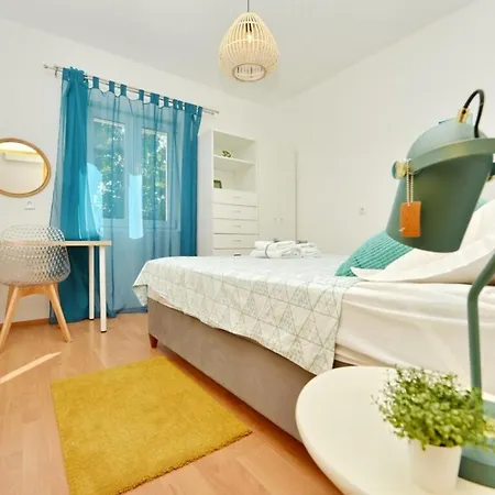 One Bedroom Sleeps 2 - Private Garden Apartament
