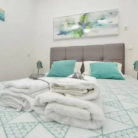 One Bedroom Sleeps 2 - Private Garden