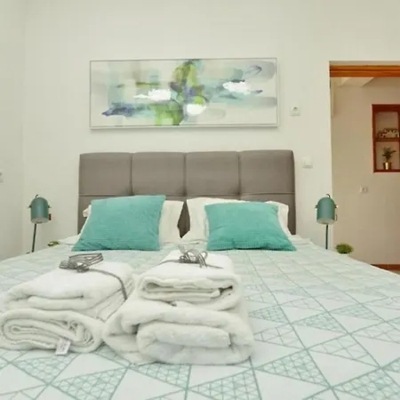 One Bedroom Sleeps 2 - Private Garden Apartament *