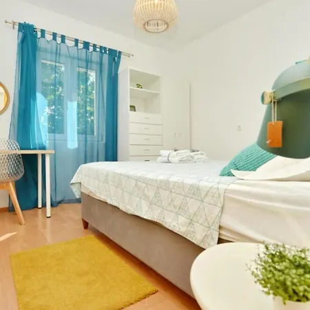 One Bedroom Sleeps 2 - Private Garden Apartament
