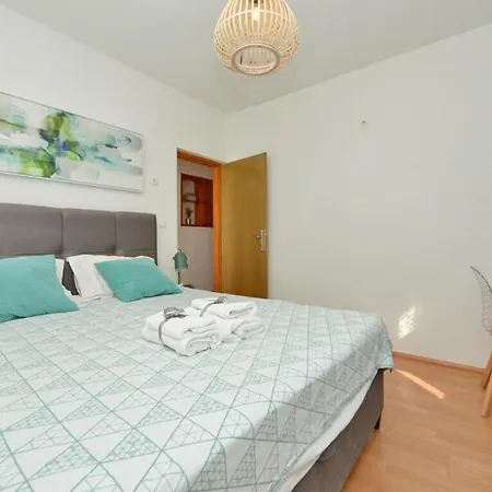 One Bedroom Sleeps 2 - Private Garden * Zadar