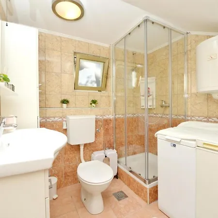 One Bedroom Sleeps 2 - Private Garden Apartament