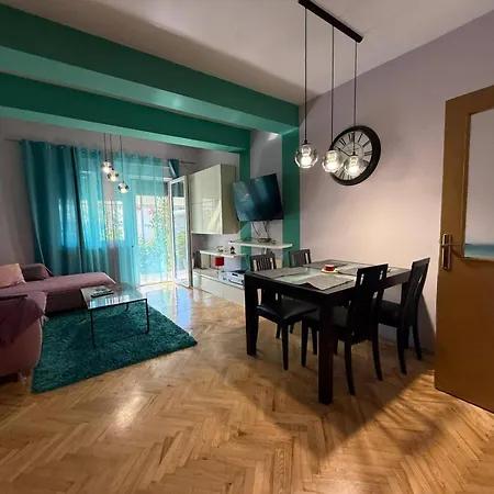 One Bedroom Sleeps 2 - Private Garden *